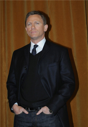 Daniel Craig, Hands in Pockets